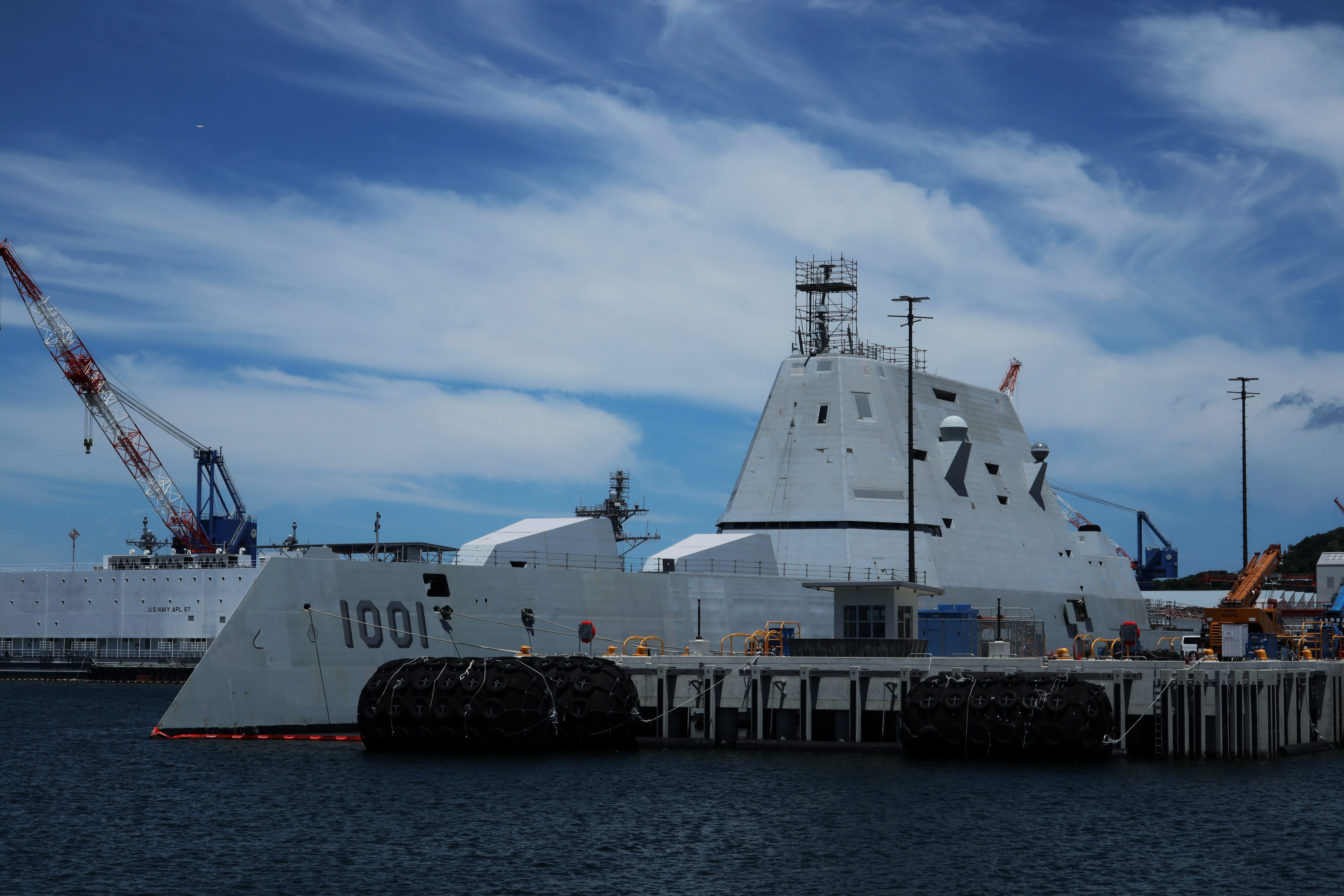 横须贺港内的迈克尔·蒙索尔 (DDG-1001)