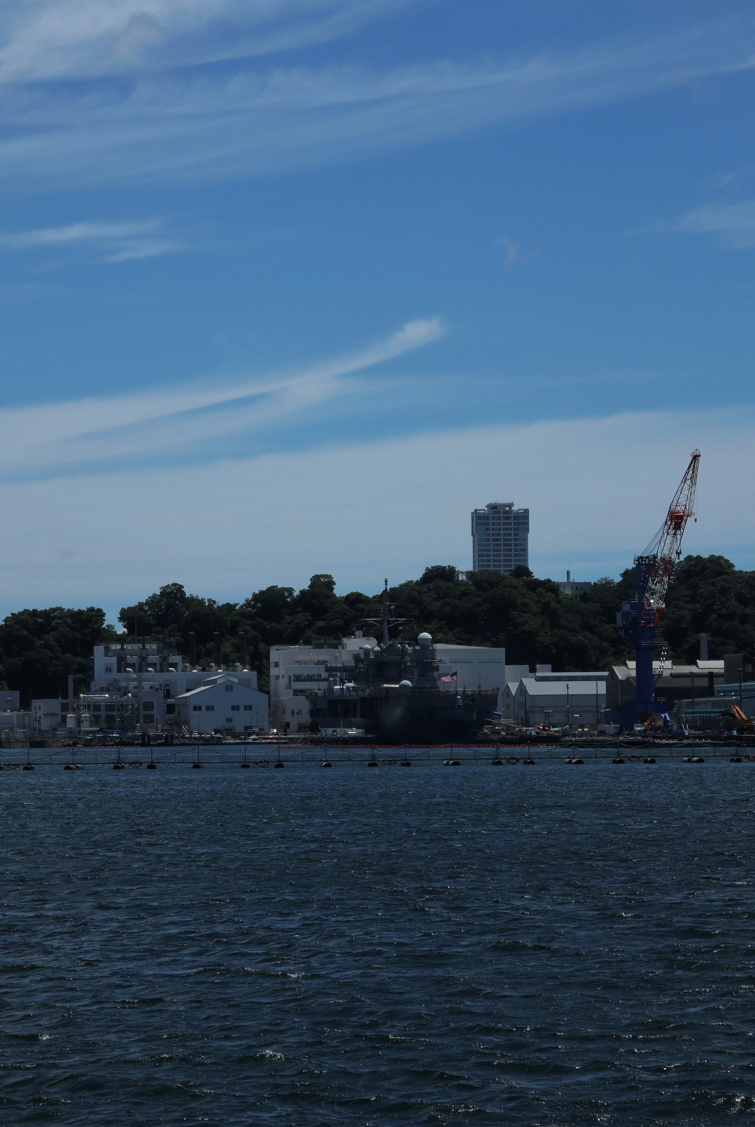 横须贺港内的蓝岭 (LCC-19)